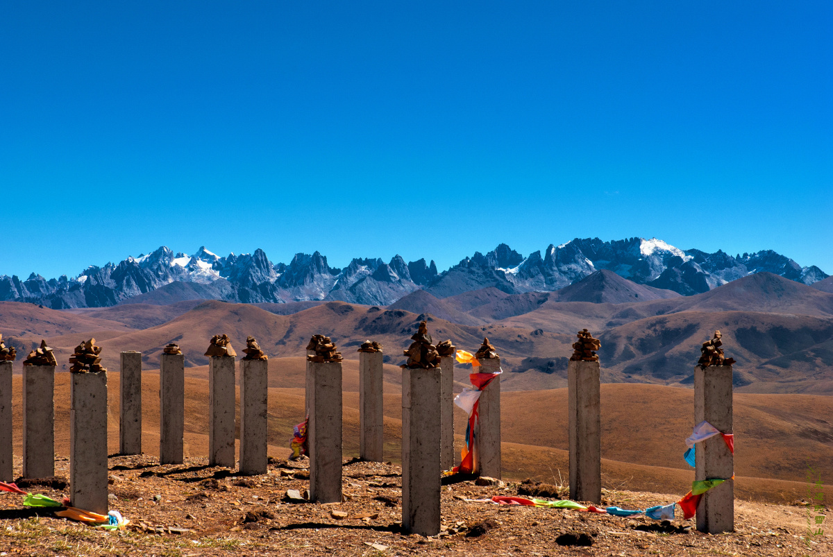 隆格山垭口风光(一)隆格山垭口(海拔4398米)是青海省久治县到四川色达