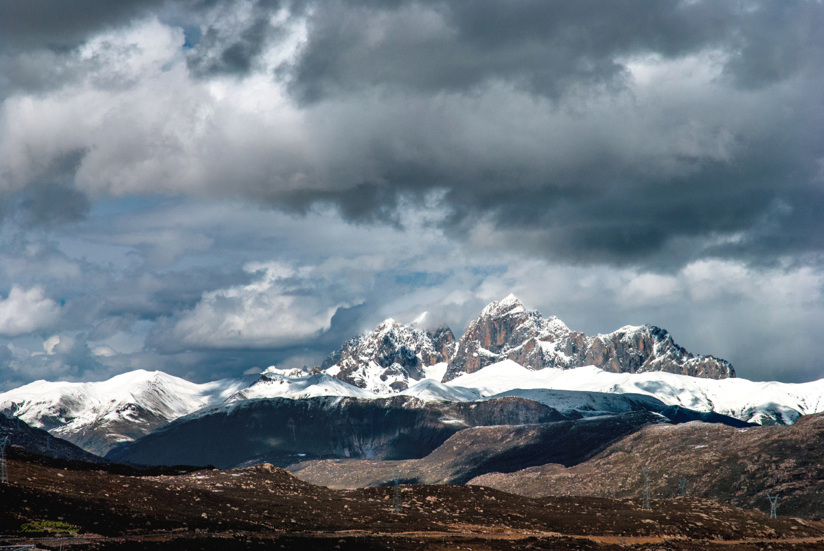 甘孜县沙鲁里山脉一座不知名的雪山