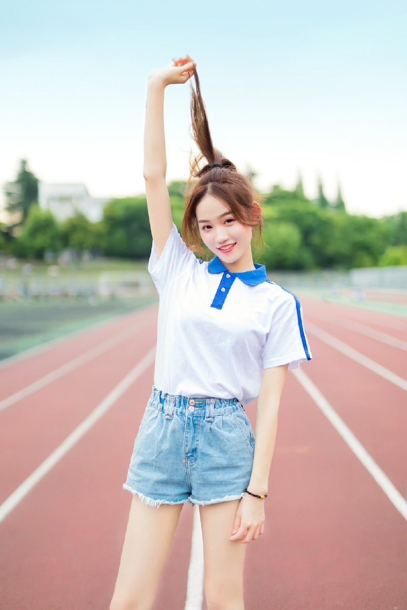 天天向上阳光明媚的女子