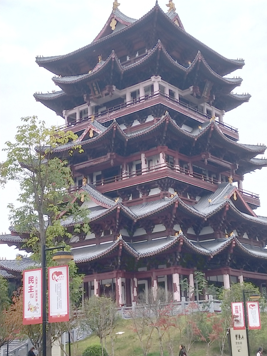 四川巴中南龛坡的亭子