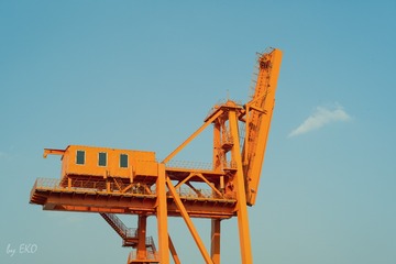 664743