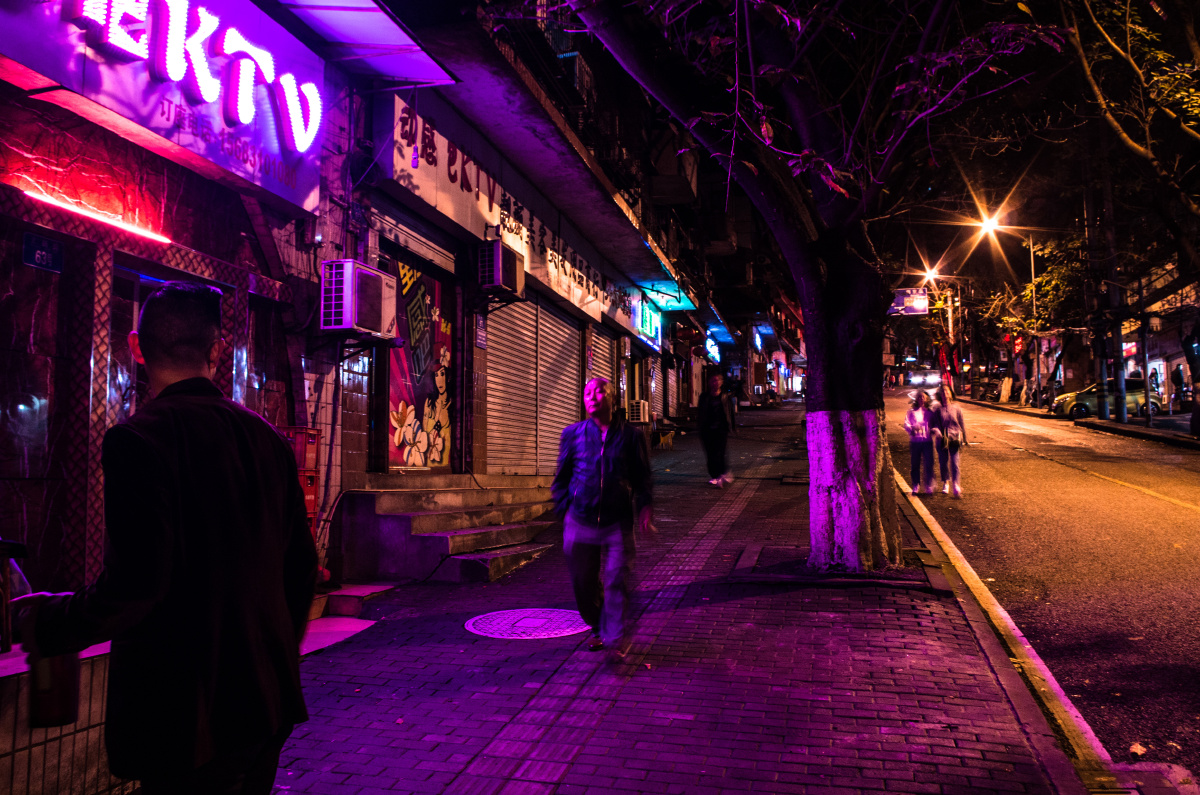 在重庆路过ktv一条街,被它的色彩吸引到了,就拍下了这张照片