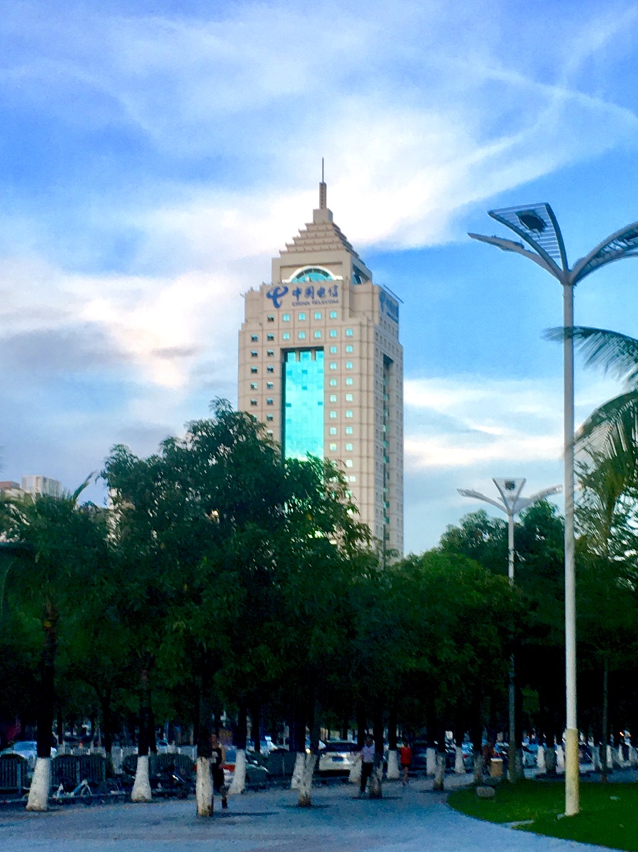 远处的电信大楼.