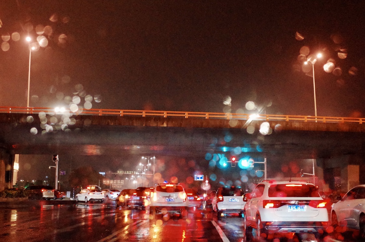 雨夜里的车