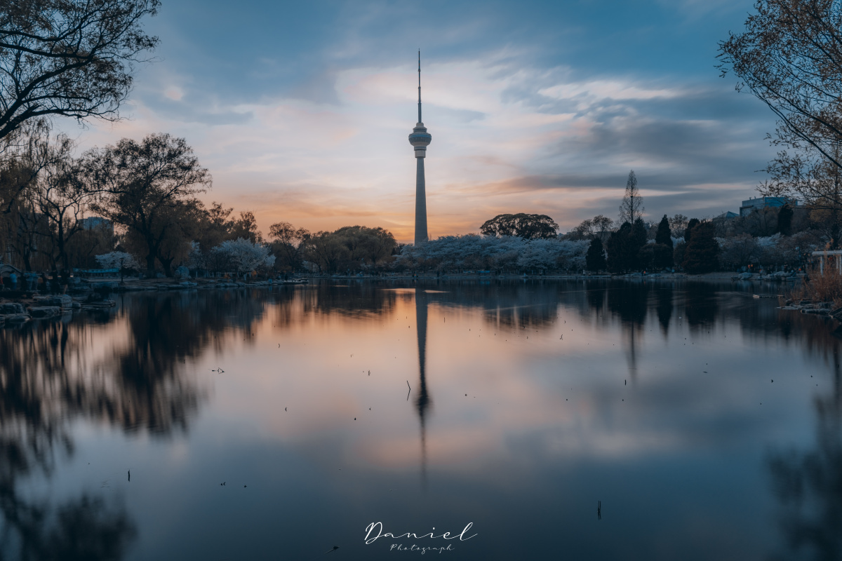 中央电视塔夕阳西下的中央电视塔景色如此迷人