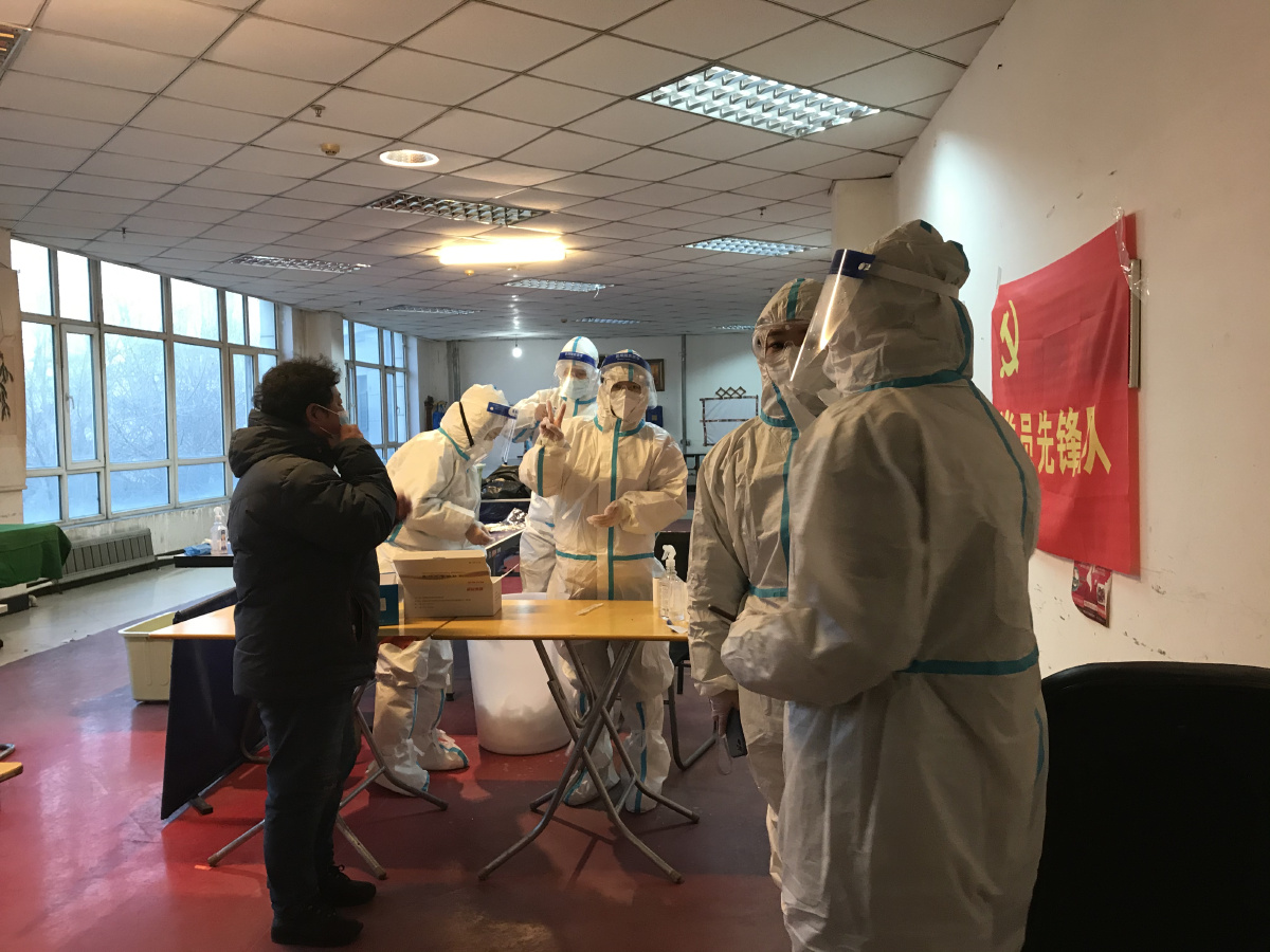 沈阳皇姑区第一次核酸检测医生及志愿者为民服务共同抗疫