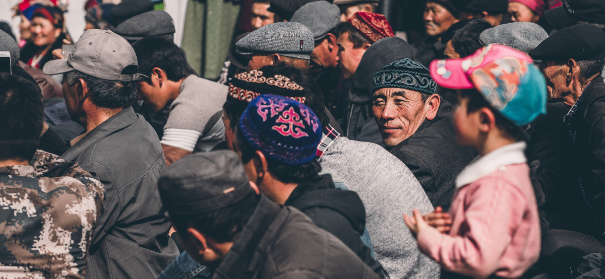 阿肯弹唱摄于2017年新疆特克斯阿肯弹唱是哈萨克族民间艺术一般在节庆