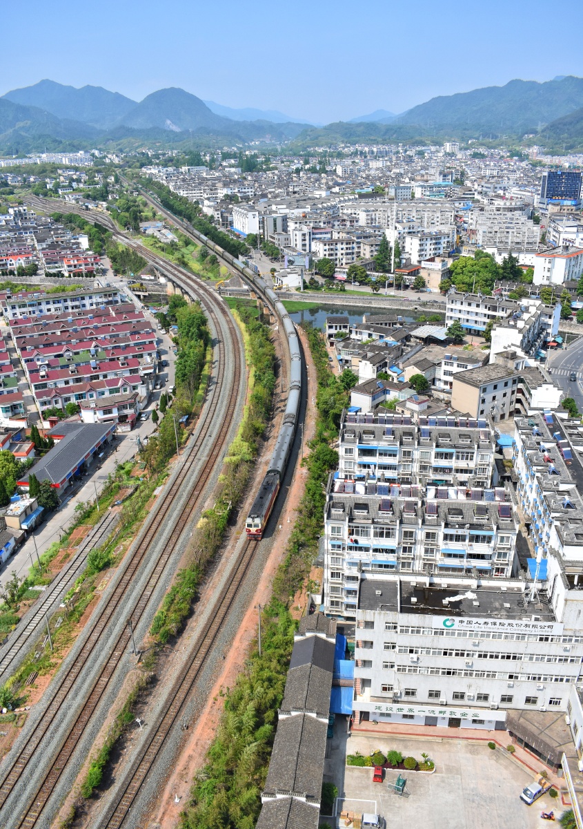 火车穿绩溪县城而过