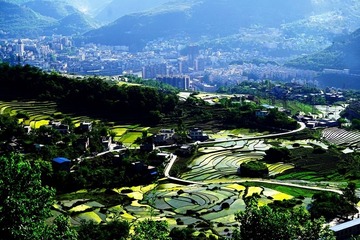 峨边彝族自治县位于四川西南部的小凉山地区，被誉为“彝族美神故里，生态山水画廊”。由于海拔和气候的因素，峨边到五月才进入插秧的季节。在峨边县城边上的沙坪镇山上水田鳞次栉比，与峨边县城交相辉映，构成了一幅城乡和谐的美丽画卷。