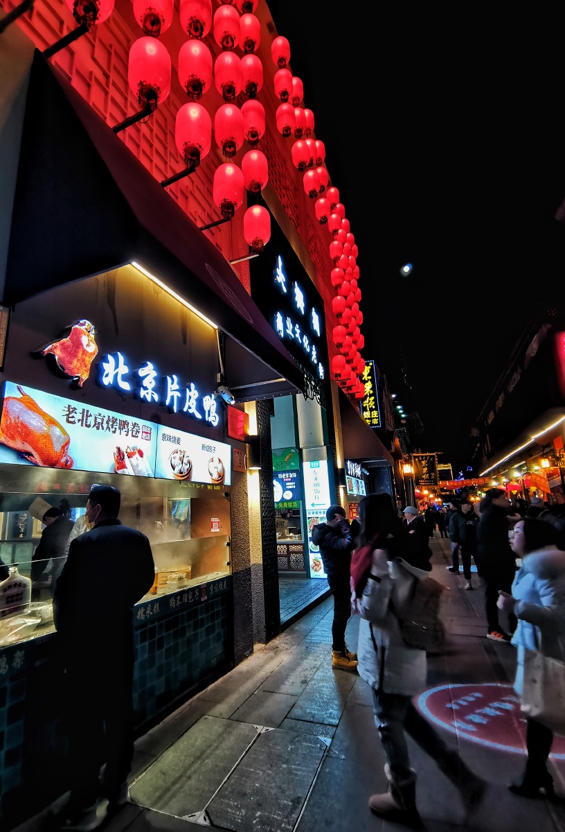 《京味》北京的大栅栏胡同聚集了各种特色小吃,难以阻挡人们的食欲