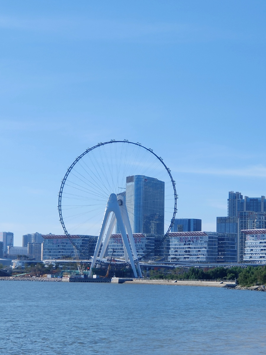 靠近海边的摩天轮宝安欢乐海湾摩天轮