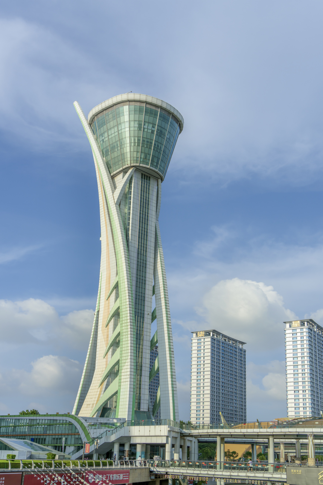 潍坊人民广场,各角度的观光塔