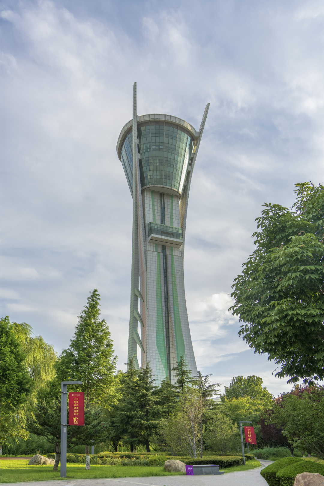 潍坊人民广场,各角度的观光塔