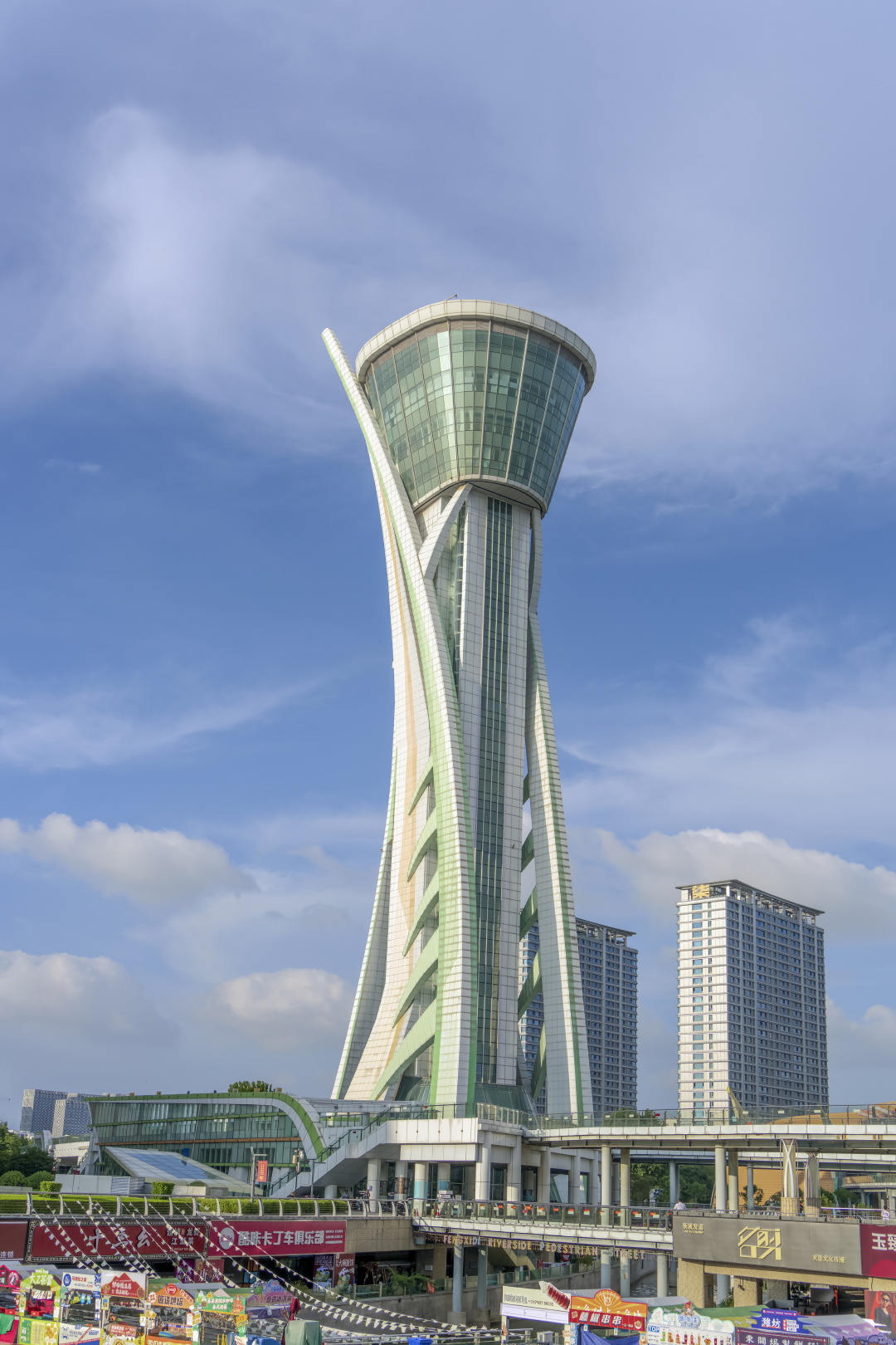 潍坊人民广场,各角度的观光塔