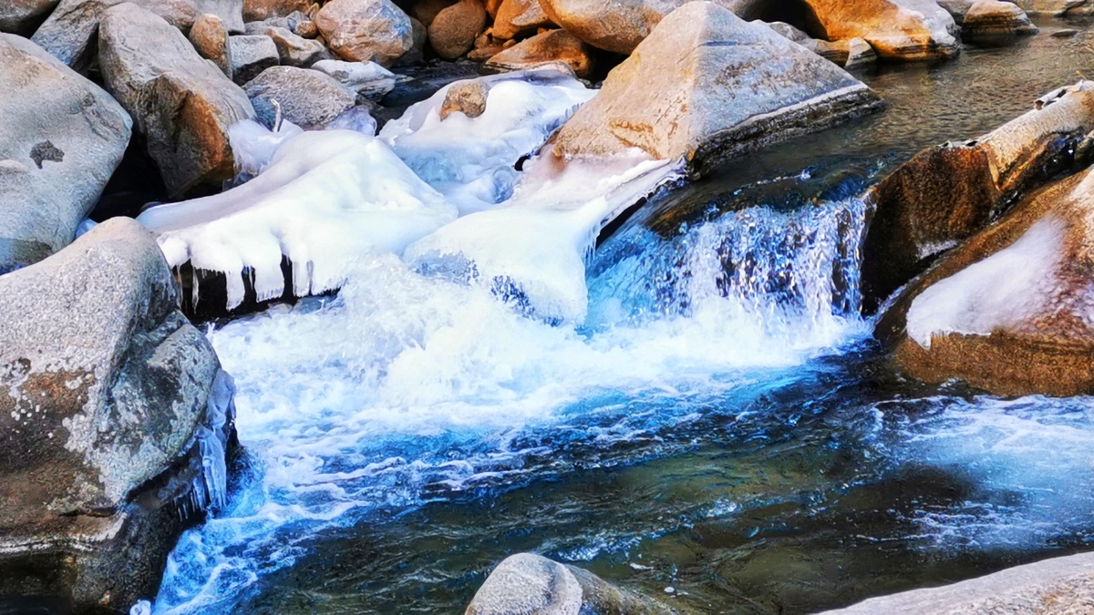 图片冰雪融化小溪流水冬天的小河河水结冰河流结冰
