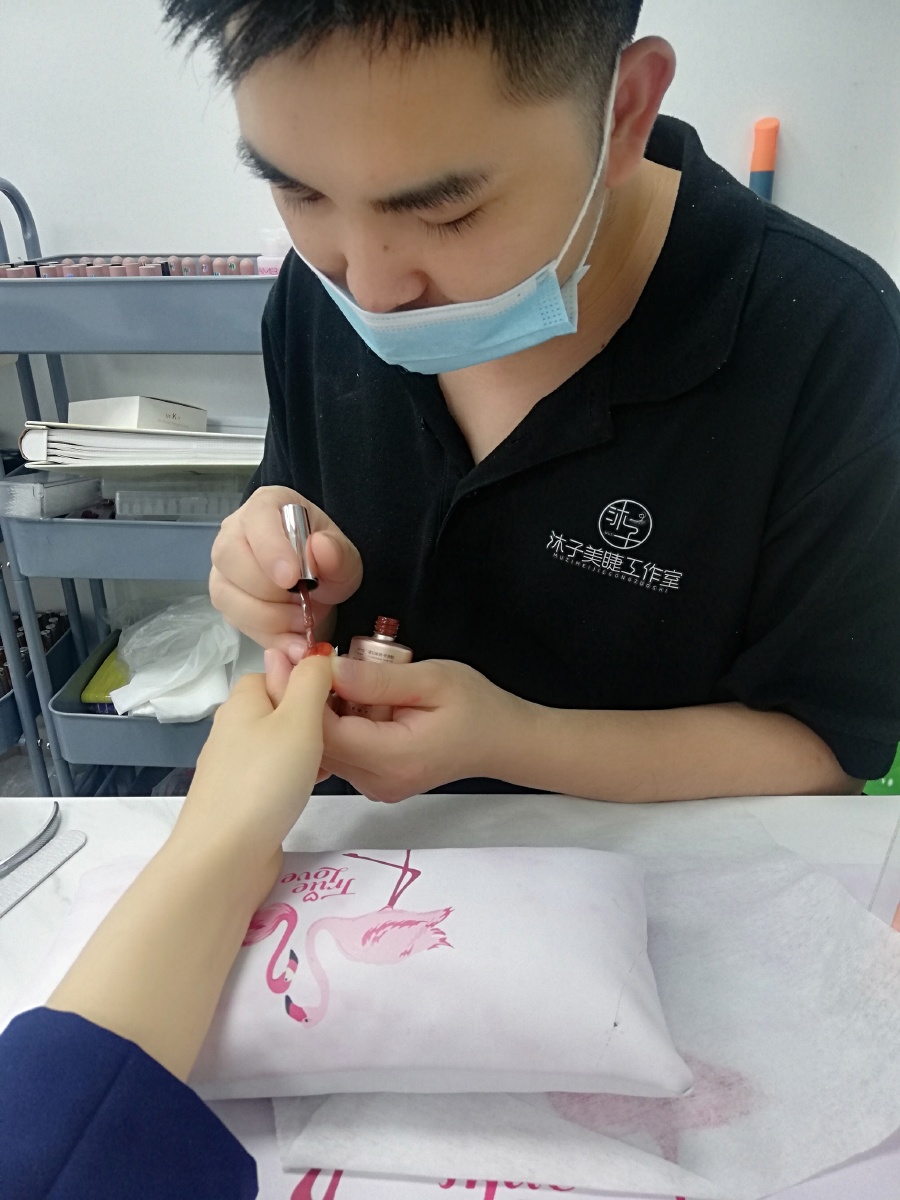 享受美甲的过程我的男美甲师