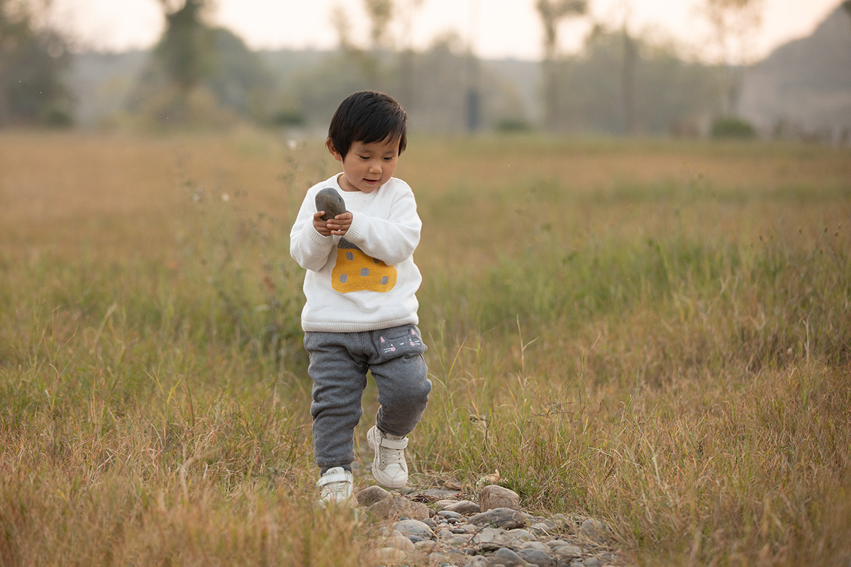 你还记得小时候捡石头的样子吗