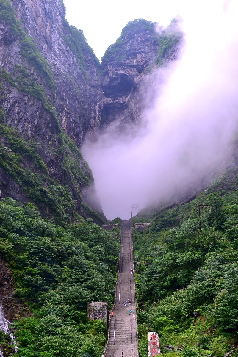 张家界雾锁天门洞