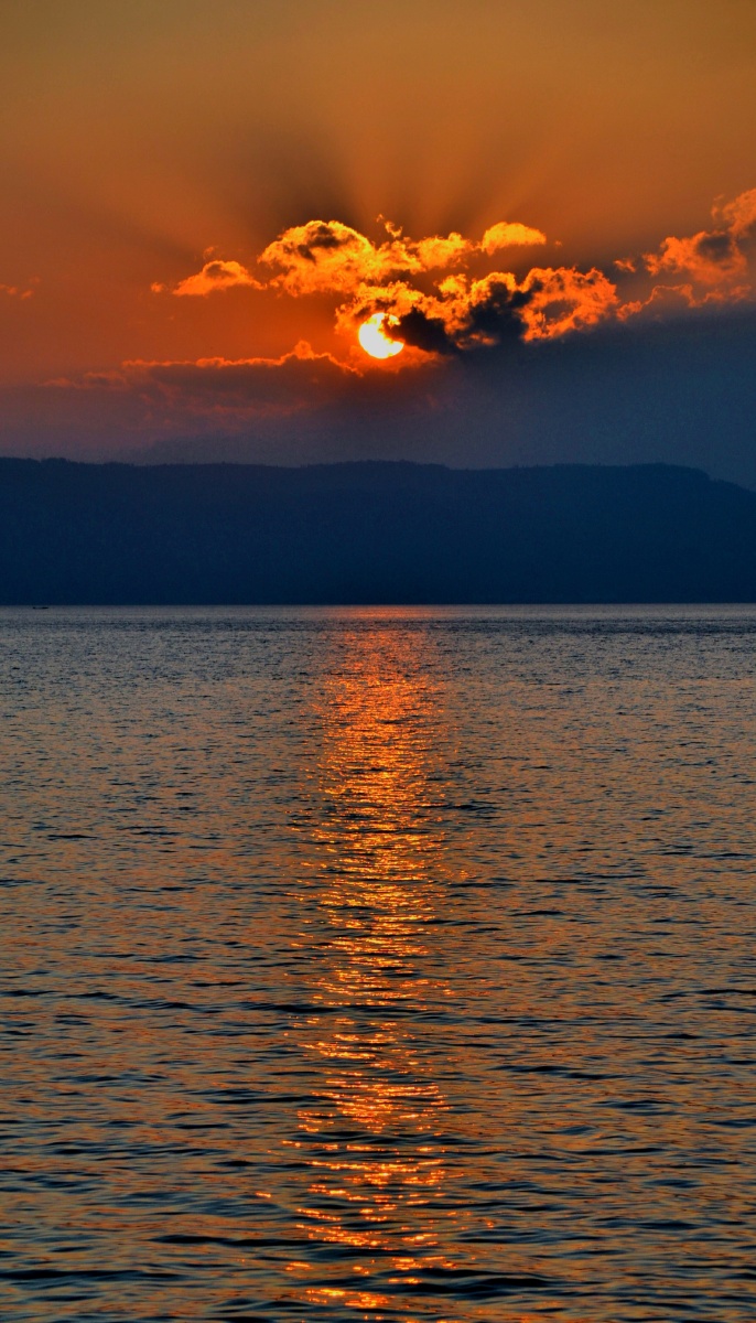 日出东方抚仙湖