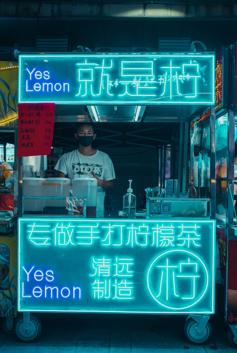 夜市里的食物颜色各异的招牌