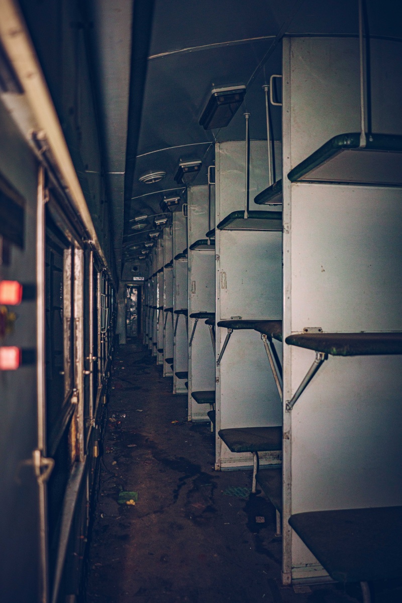 心惊惊的夜废火车厢