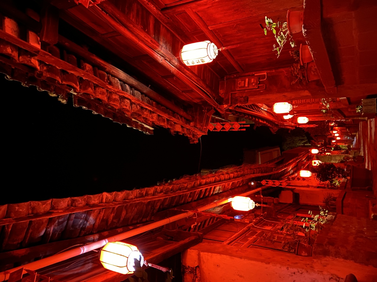 千年盐都黑井古镇的夜红色灯笼照亮的美