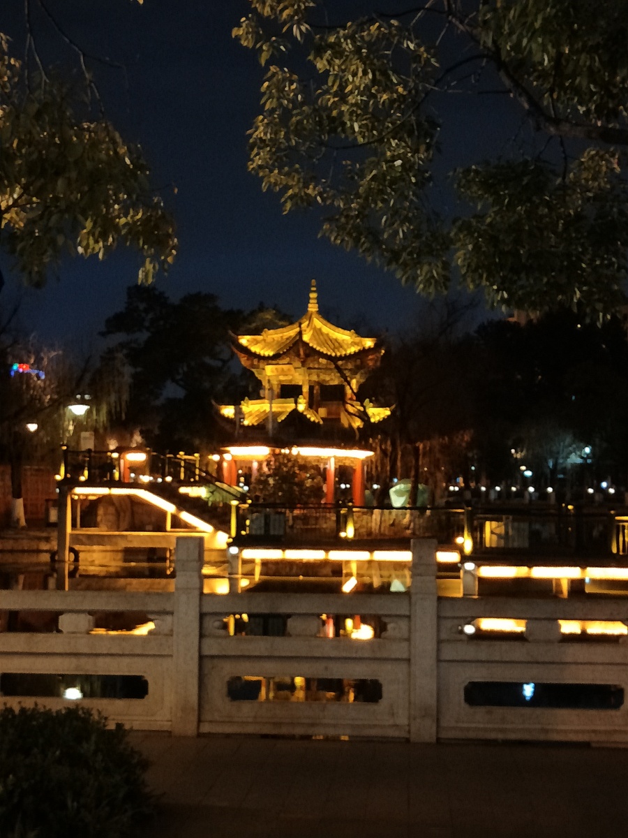 昆明翠湖边夜景