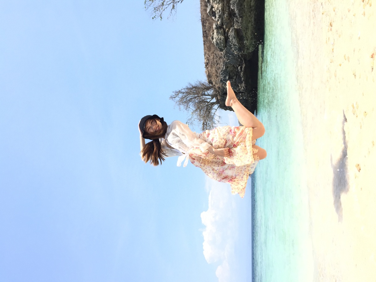 在海边开心到飞起来