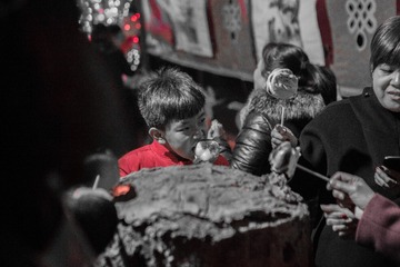烤花糕的小男孩