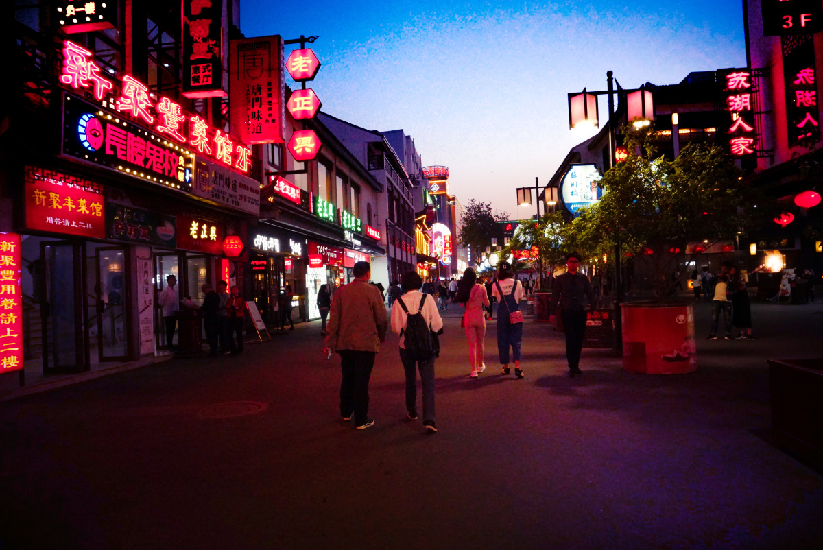 夜晚商业街