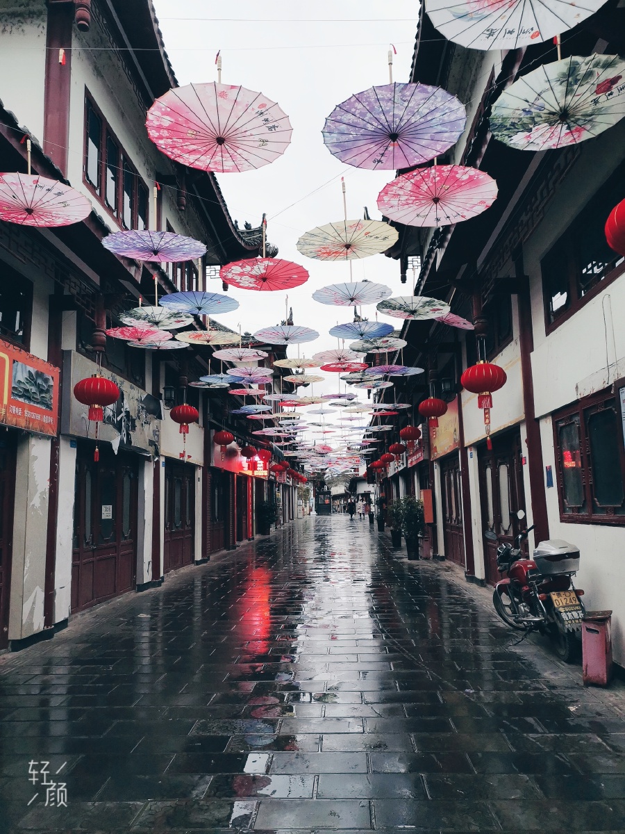 我撑着油纸伞在寂寥的雨巷