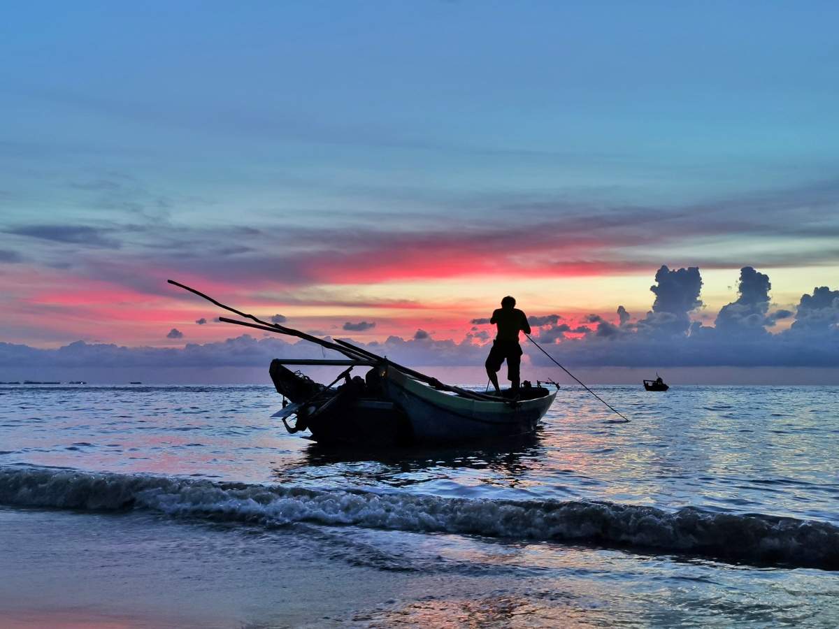 渔民赶海2020鼠年特殊的一年我在广西北海市海边用手机记录下渔民们