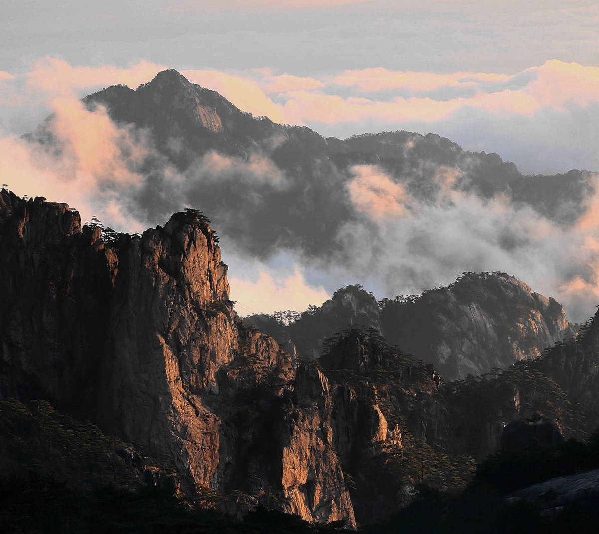 朝晖映黄山
