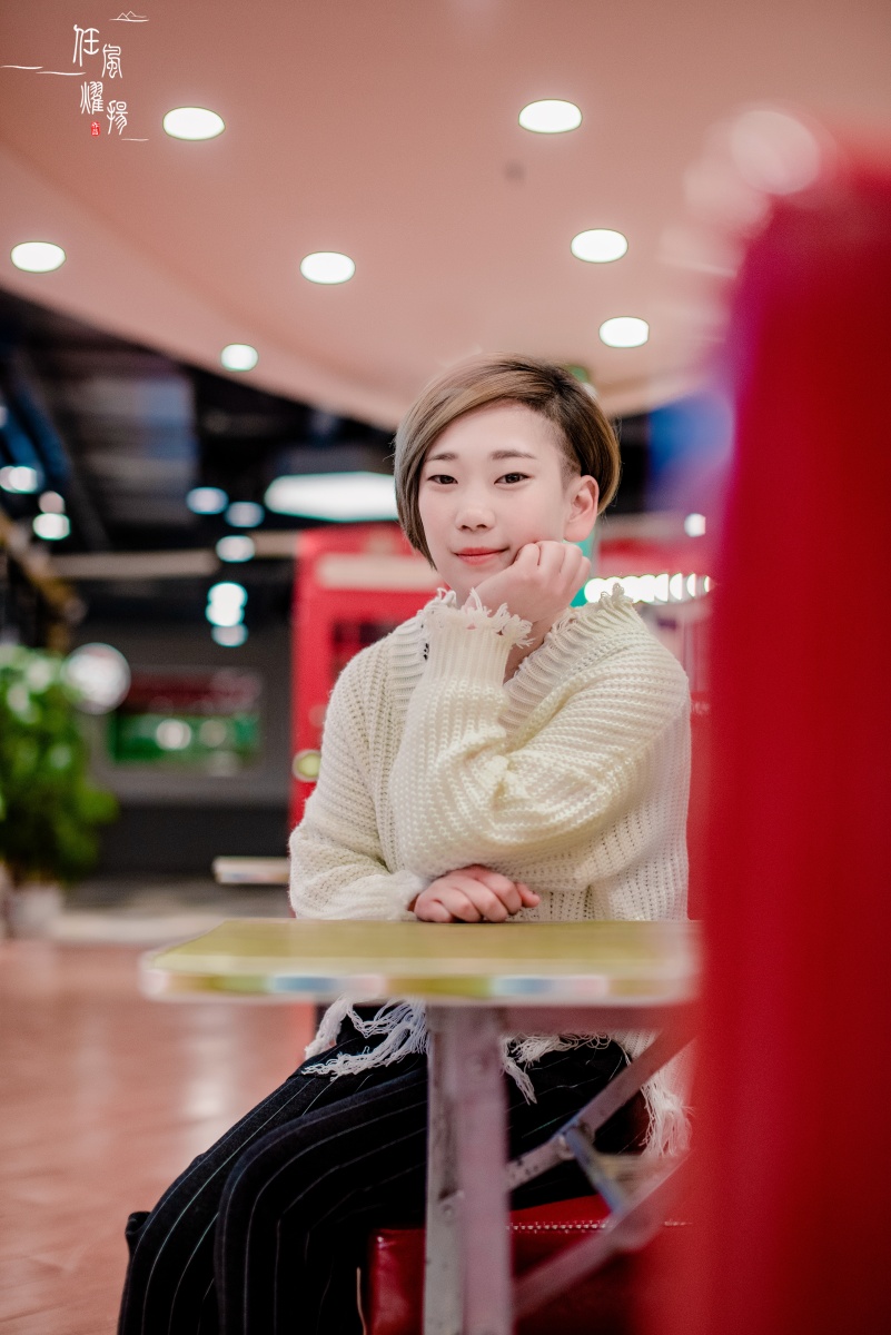 短发女孩特精神