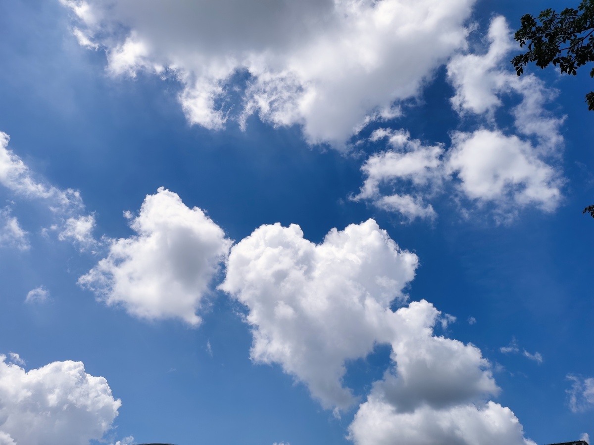 盛夏的爱心云朵