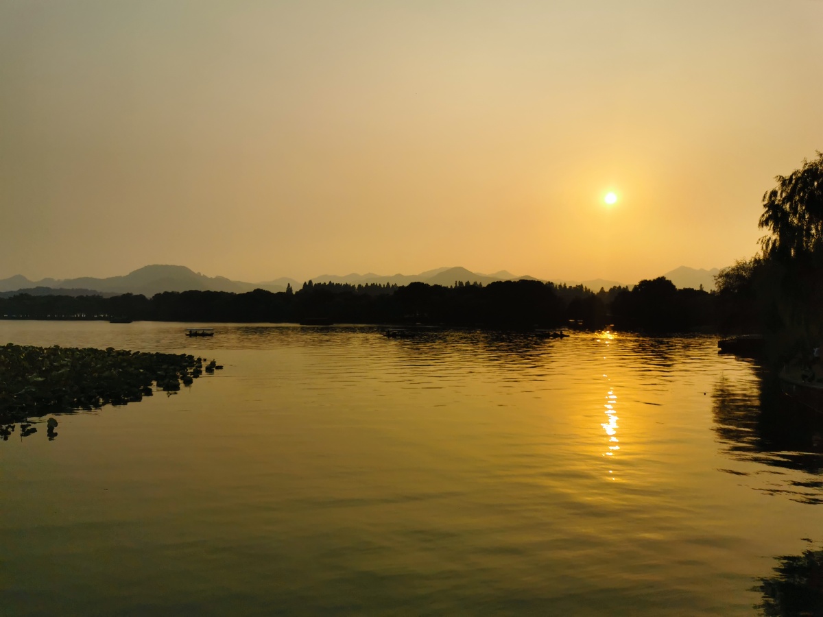 夕阳西下西湖泛舟