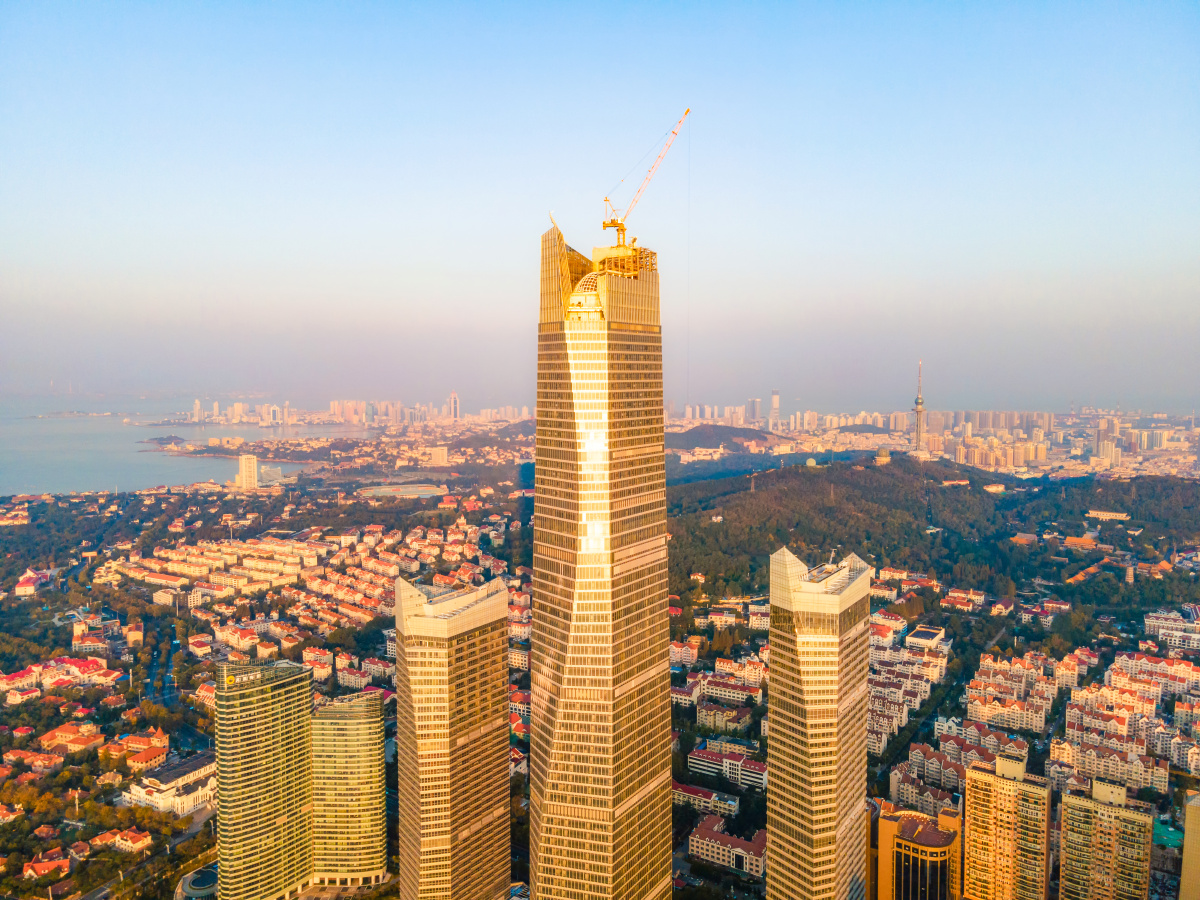 航拍青岛海天中心早上