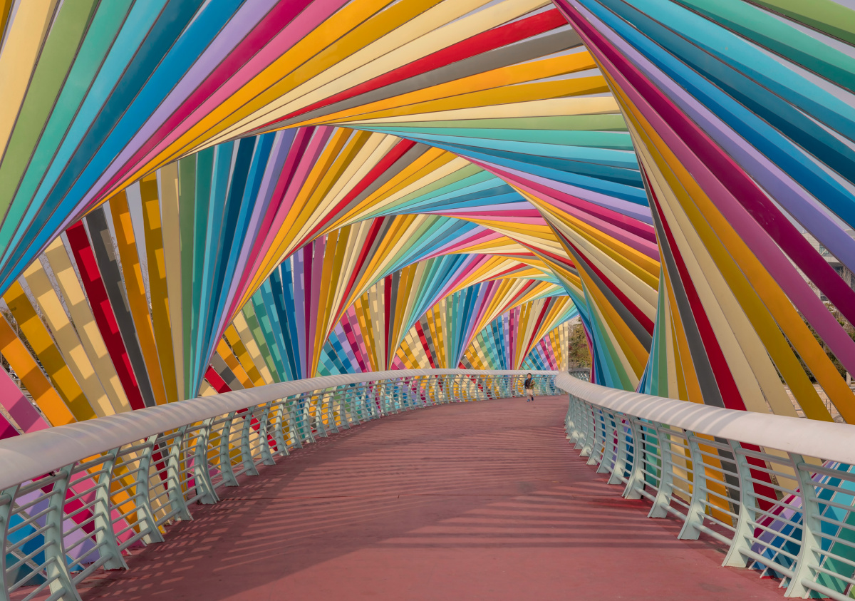 青岛黄岛唐岛湾公园的网红桥-彩虹桥