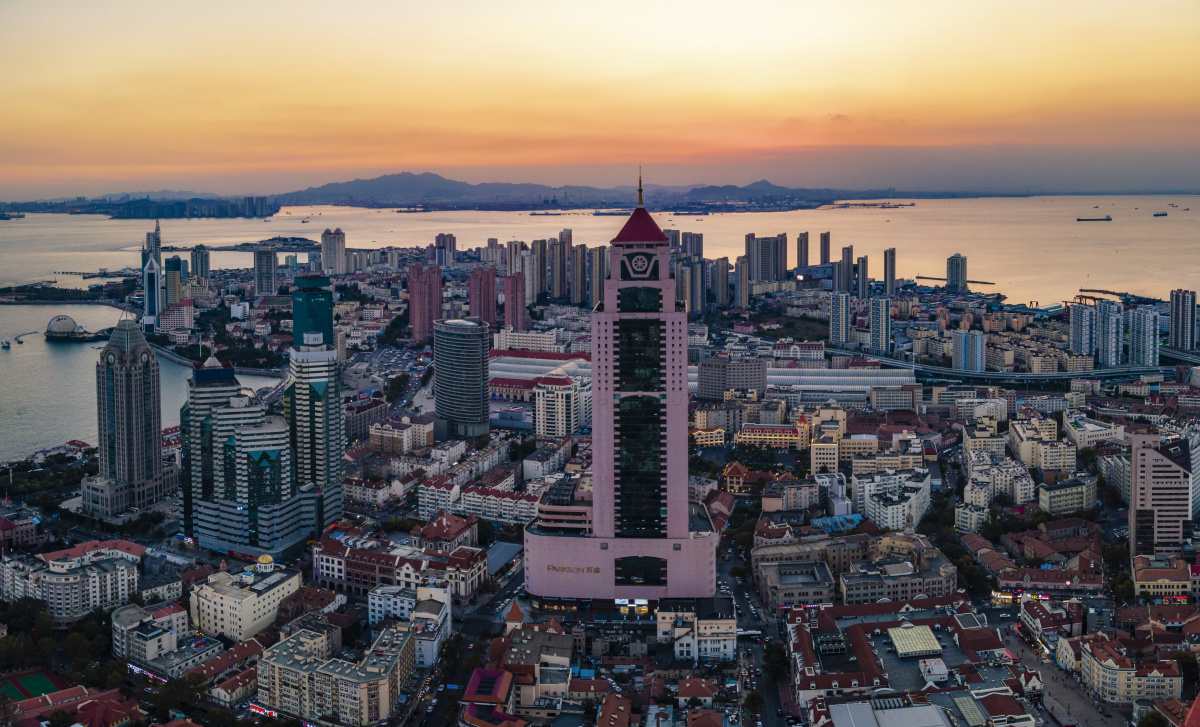 航拍青岛西部老城区晚霞