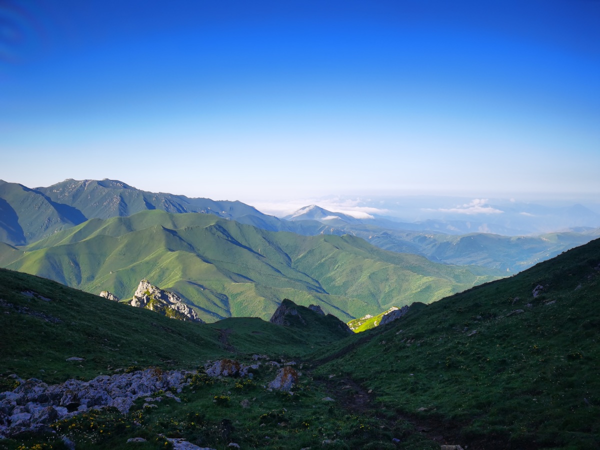 隐隐约约的山