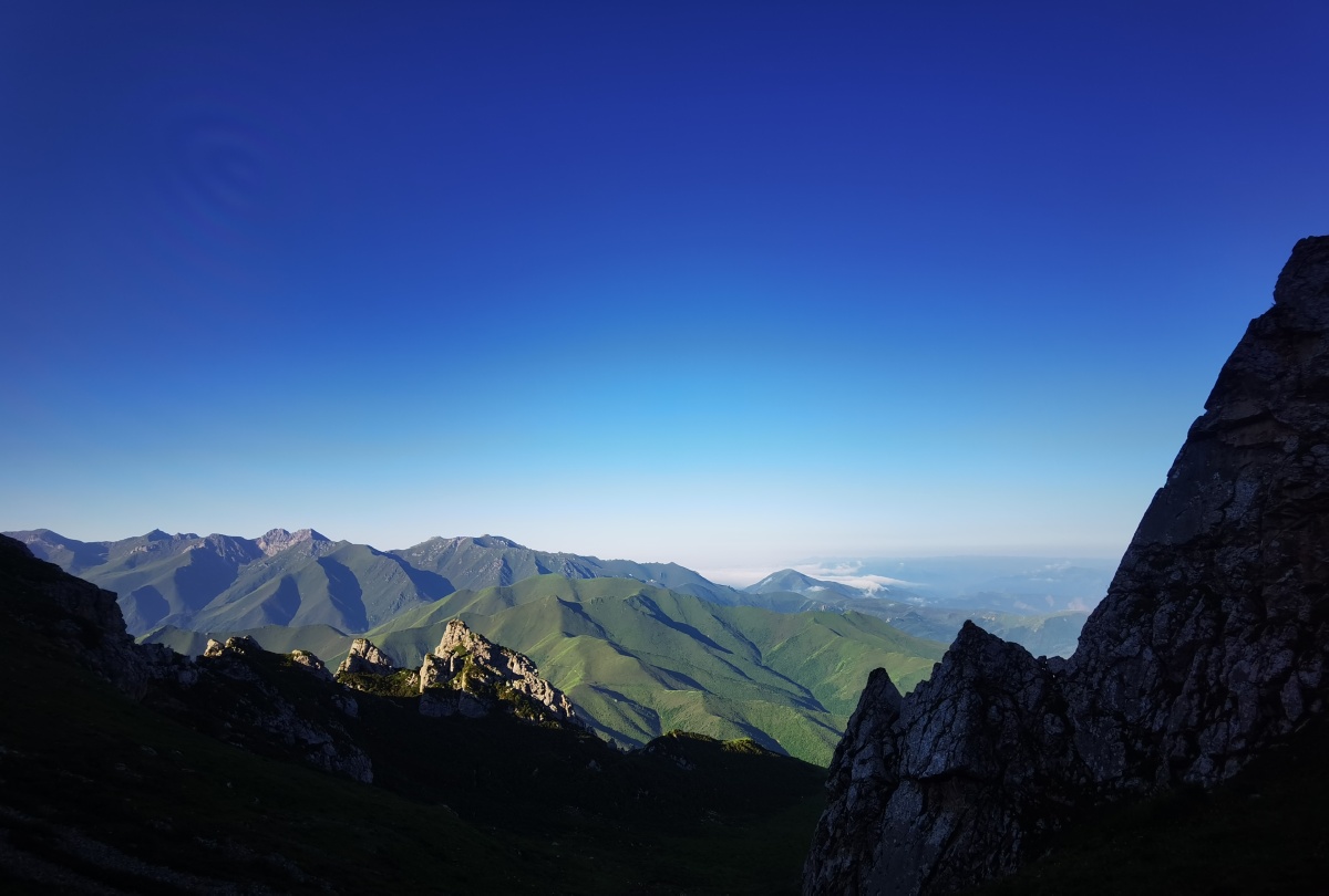 隐隐约约的山