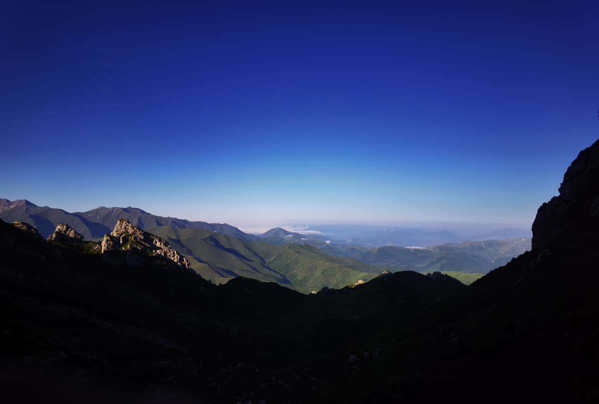 隐隐约约的山