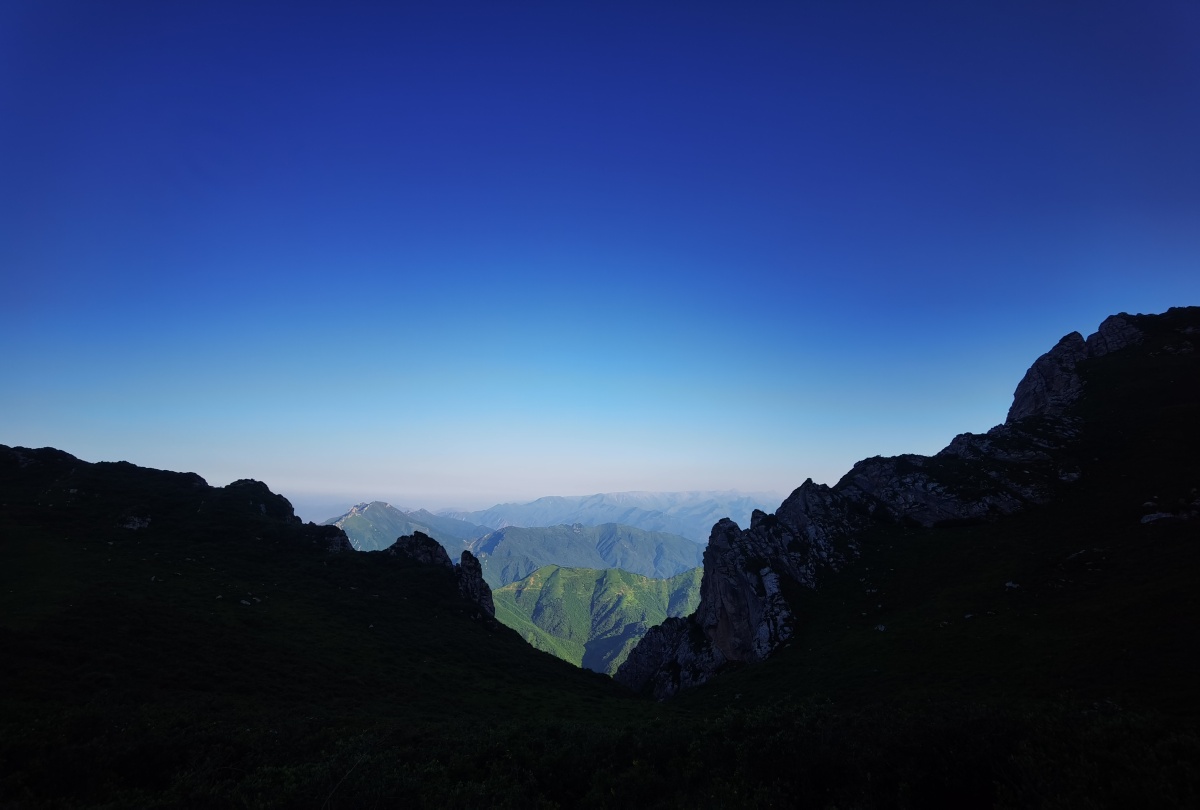 隐隐约约的山
