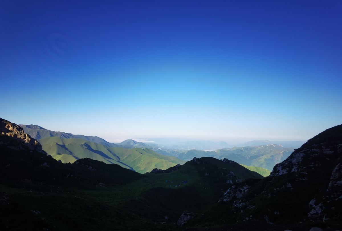 隐隐约约的山