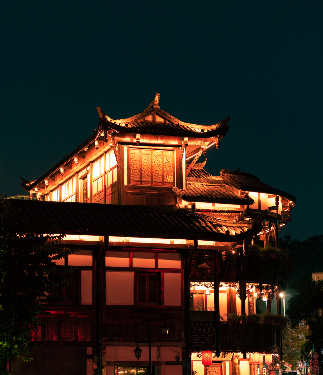 夜晚灯光下的客家古楼别有一番韵味甘坑客家小镇