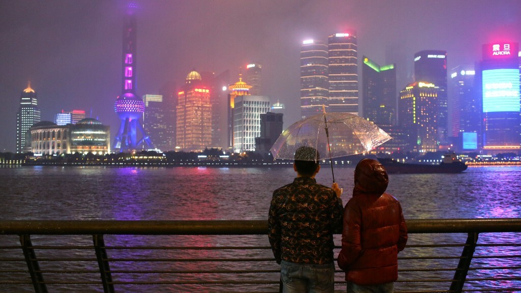 上海外滩，下雨了，雾气很大。