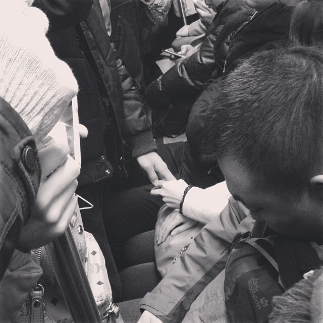 北京地铁，左手拉右手。