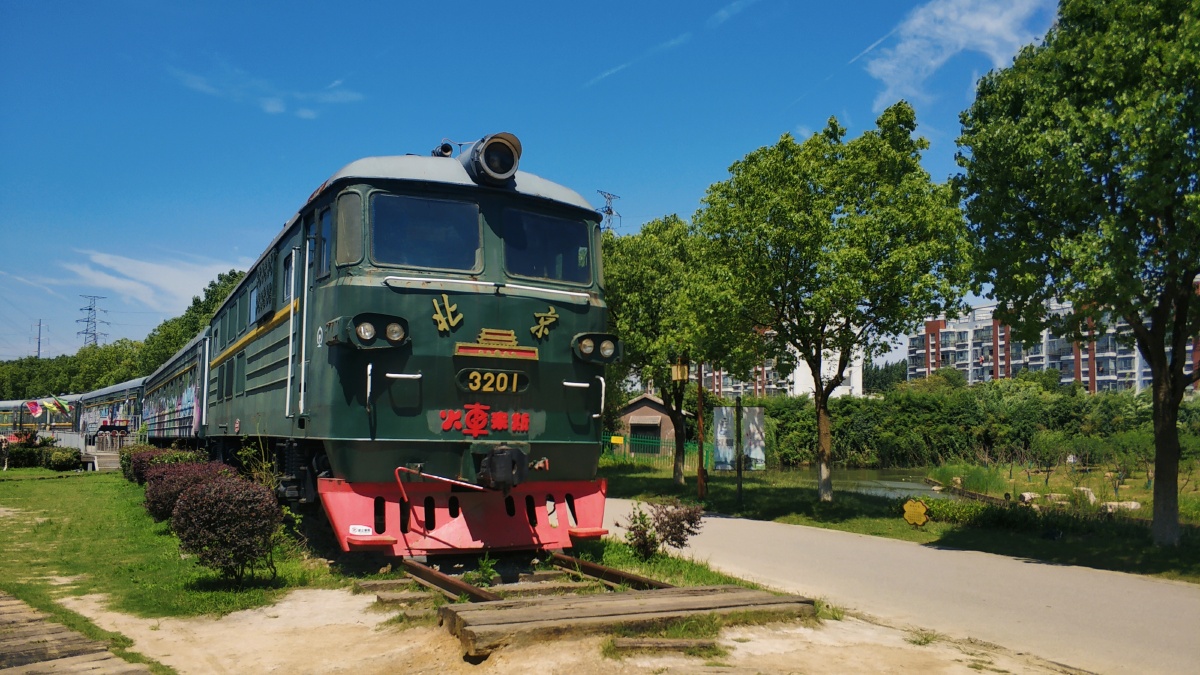 南京秣陵杏花村绿皮火车手机摄影