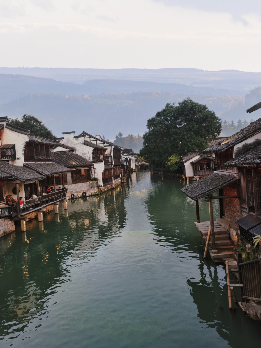 山水人家沿河而居