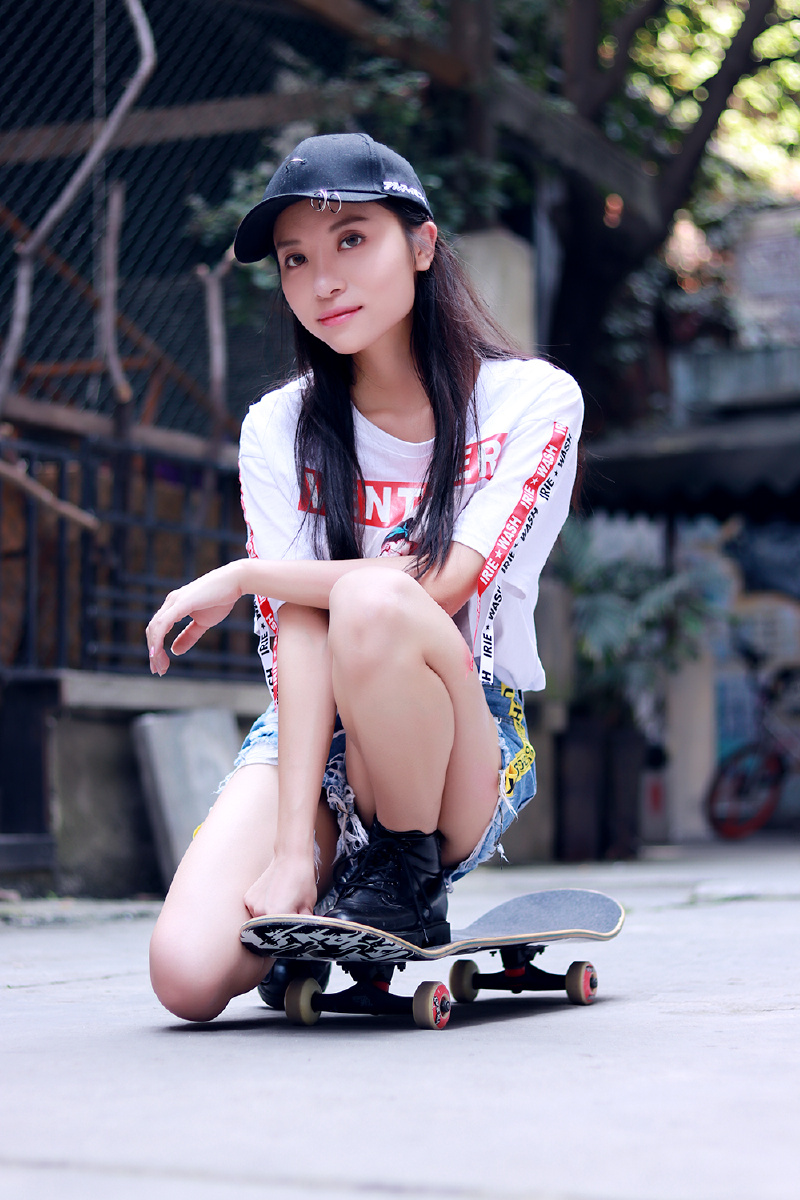 滑板少女